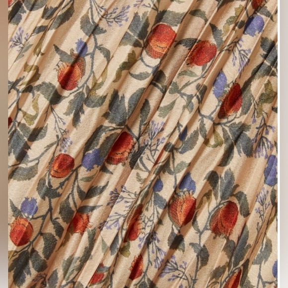 VINCE Printed Pleat pomegranate dress. Size Large. - Picture 5 of 9